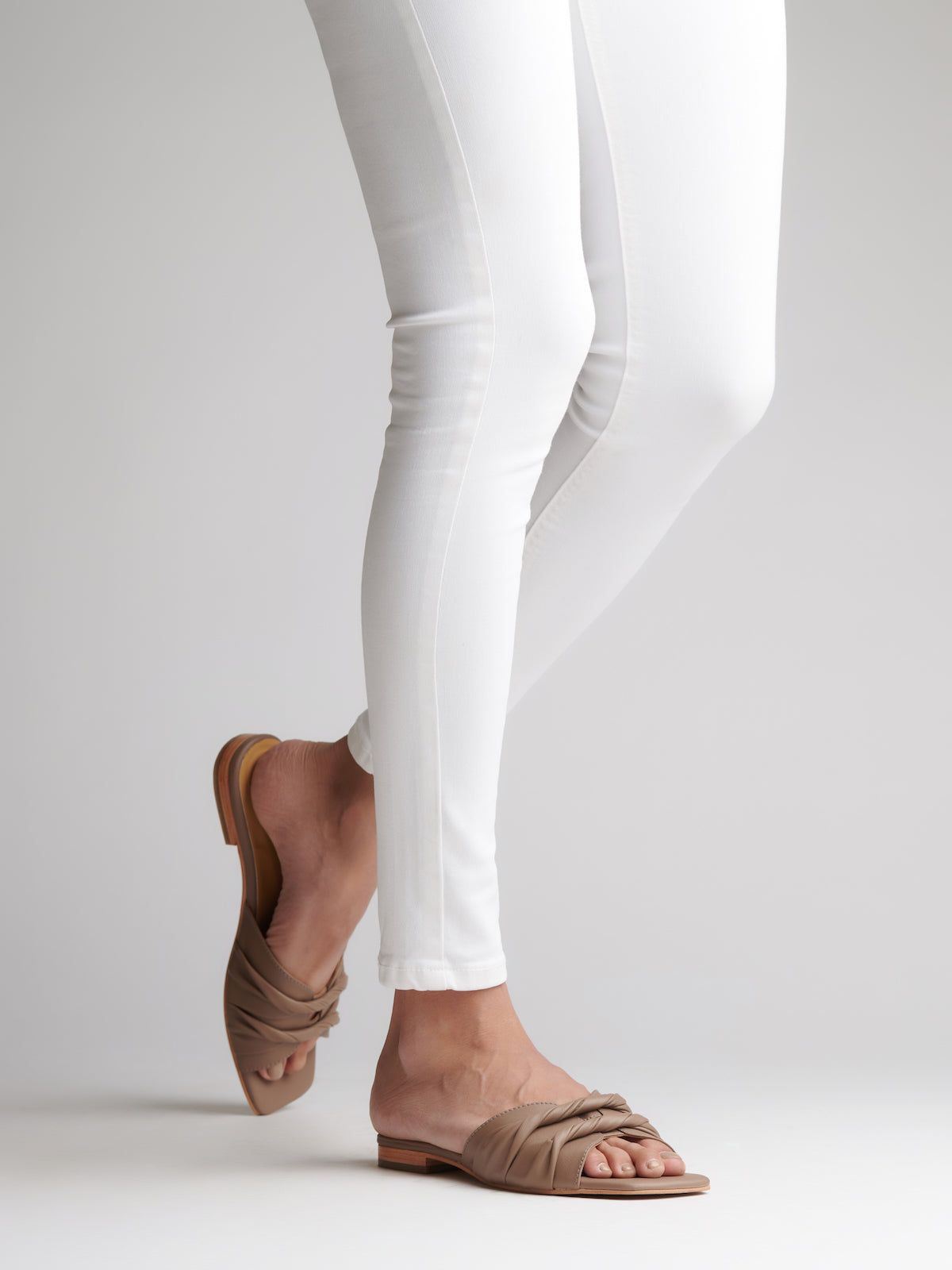 TWIRL SQUARE TOE SLIDES