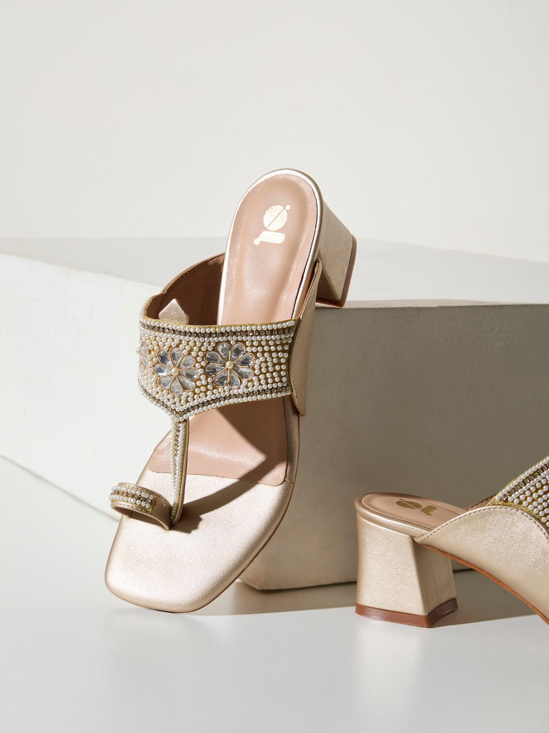 Flora Pearl Kolhapuri