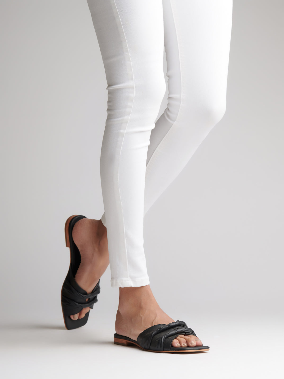 TWIRL SQUARE TOE SLIDES