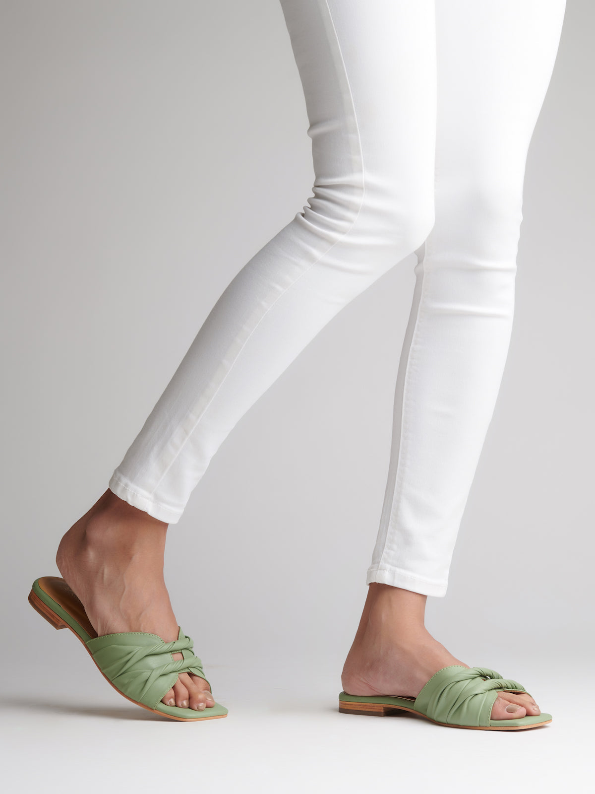 TWIRL SQUARE TOE SLIDES