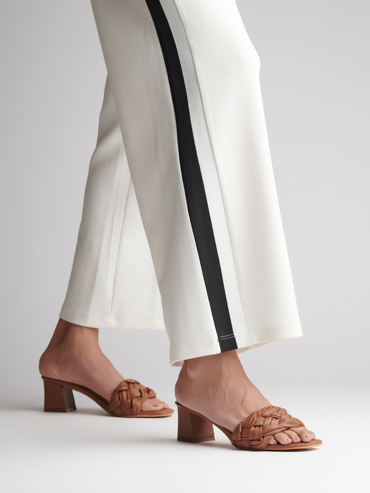 CLASSIC WOVEN SLIDES