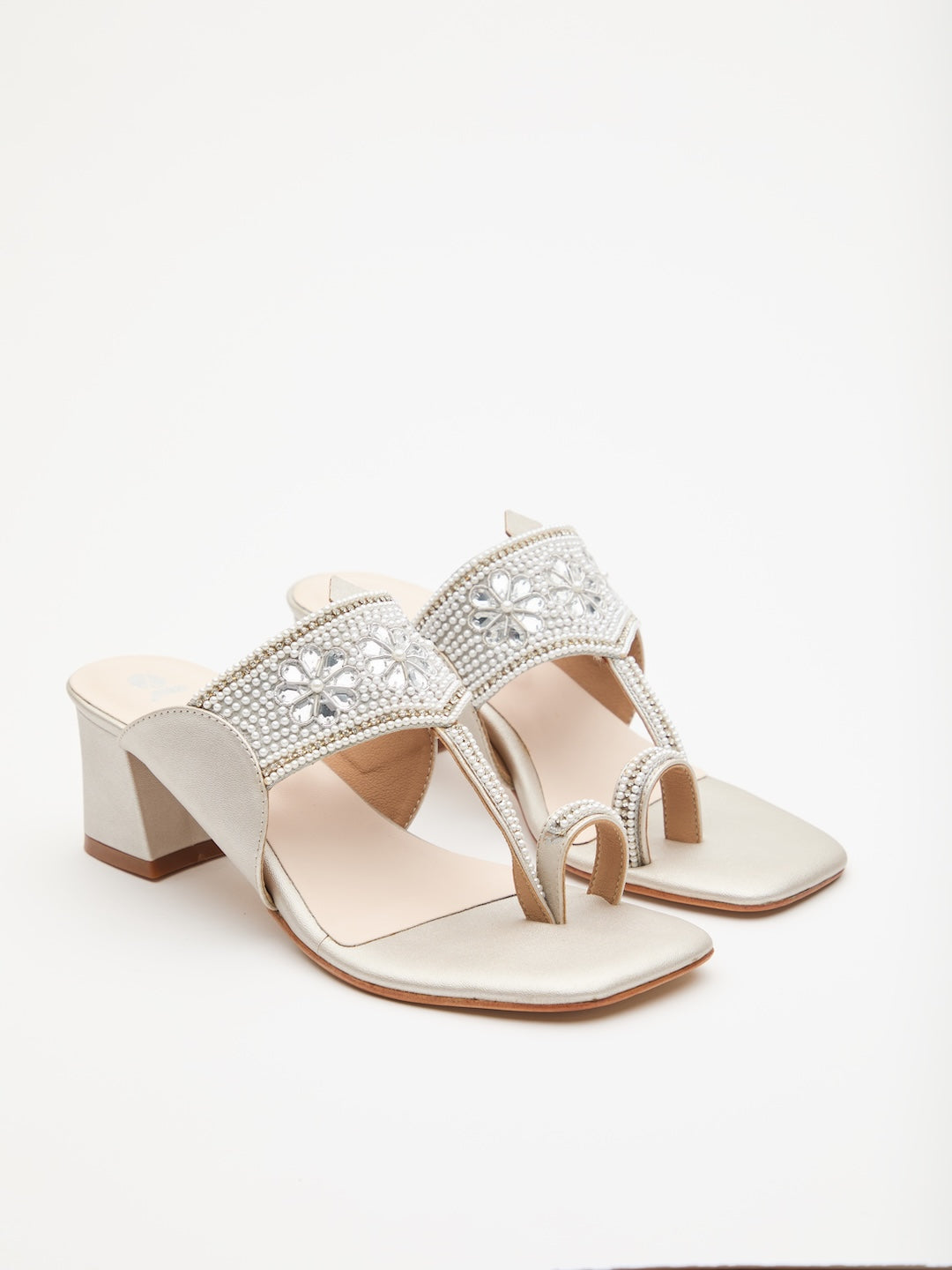 Flora Pearl Kolhapuri